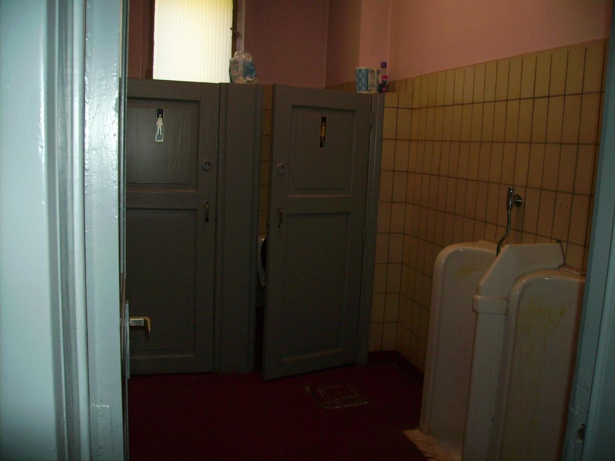 De toiletten in het Warandestadion zijn er erg aan toe.